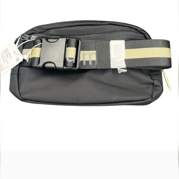 Lululemon Everywhere Belt Bag 1L Wordmark Strap in Black & Gold NWT SOLD OUT - Picture 2 of 8